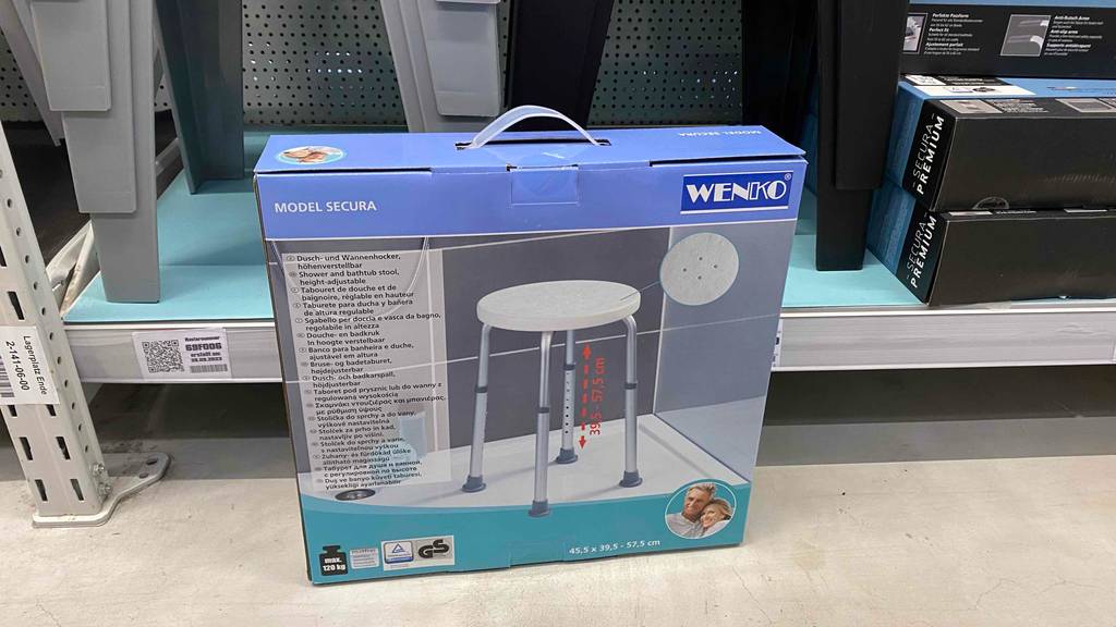 Duschhocker im Test: Verpackung von Duschhocker steht vor einem Regal.