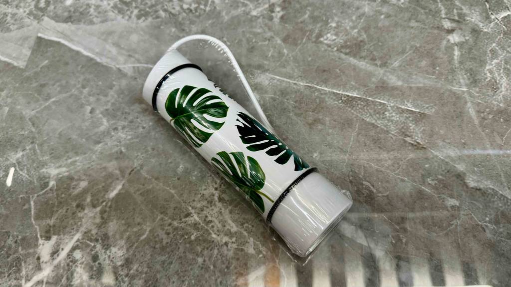 Ein Luftbefeuchter für Heizungen im Test befindet sich in Kunststoff eingeschweißt auf einem Marmorboden.