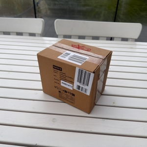 Der Karton vom Wenko-Nachfüllpack für Luftentfeuchter steht auf einem Tisch