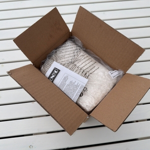 Der geöffnete Karton vom Wenko-Nachfüllpack für Luftentfeuchter steht auf einem Tisch