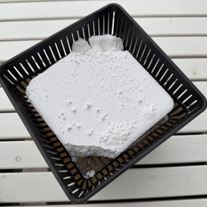 Ein Block Granulat liegt im Wenko-Raumentfeuchter Cube WK50220