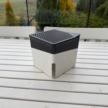 Der Wenko-Raumentfeuchter Cube WK50220 steht auf einem Tisch