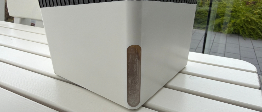 Ein Schlitz für den Füllstand im Wenko-Raumentfeuchter Cube WK50220