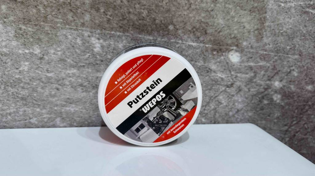 Im Test: Eine Dose Putzstein lehnt aufrecht an eine Wand.