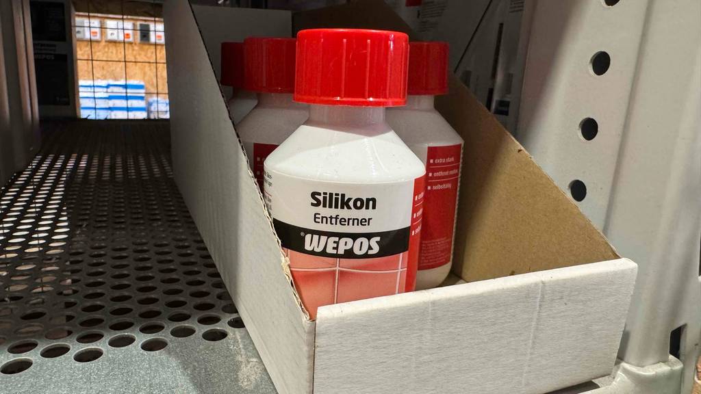 Silikonentferner im Test: Mehrere Dosen stehen aufgereiht in einem Karton.