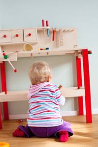 Eine Kinder-Werkbank im Test von einem Baby