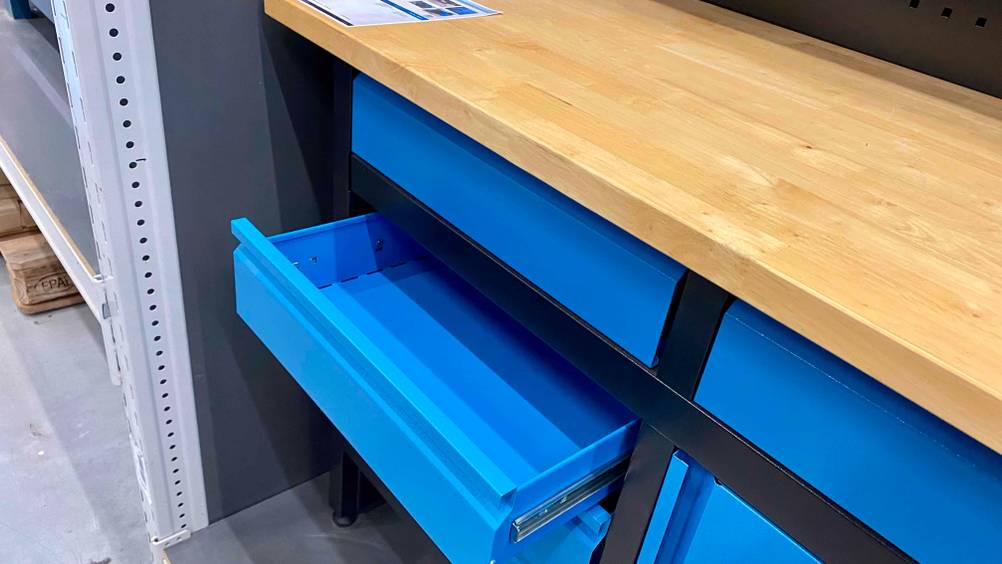 Nahaufnahme einer geöffneten Schublade der blauen Werkbank im Test.