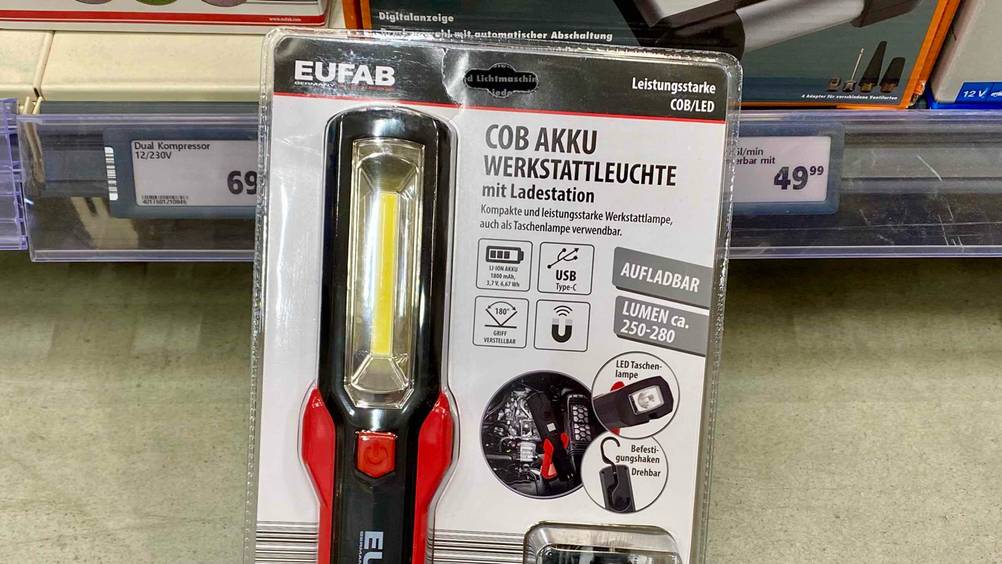 Werkstattlampe getestet: Nahaufnahme der Verpackung mit Logo und Artikelbezeichnung.