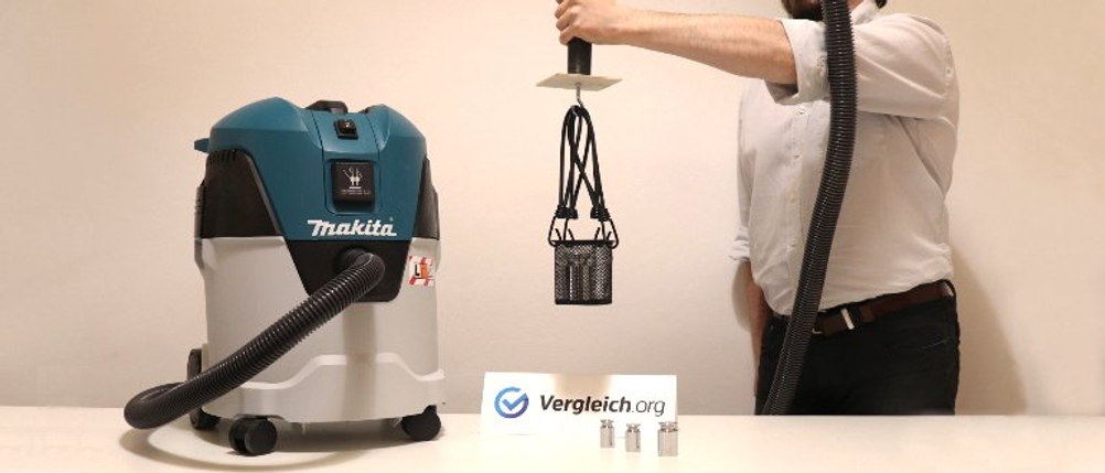 Ein Makita Nass-Trockensauger im Test steht auf einem Tisch.