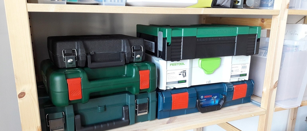 Akku-Bohrschrauber im Werkzeugkoffer von Bosch, Hitachi und Festool.