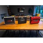 Drei Werkzeugkoffer stehen nebeneinander auf einem Tisch