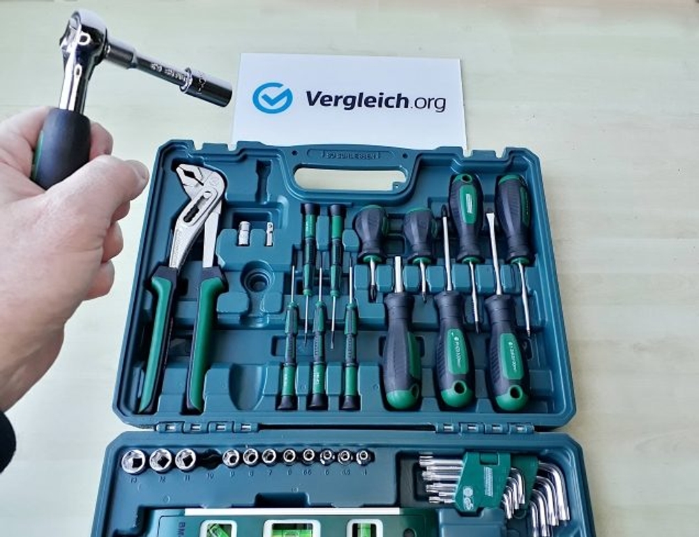 Ein geöffneter Werkzeugkoffer mit dem verschiedenen Zubehör im Überblick.