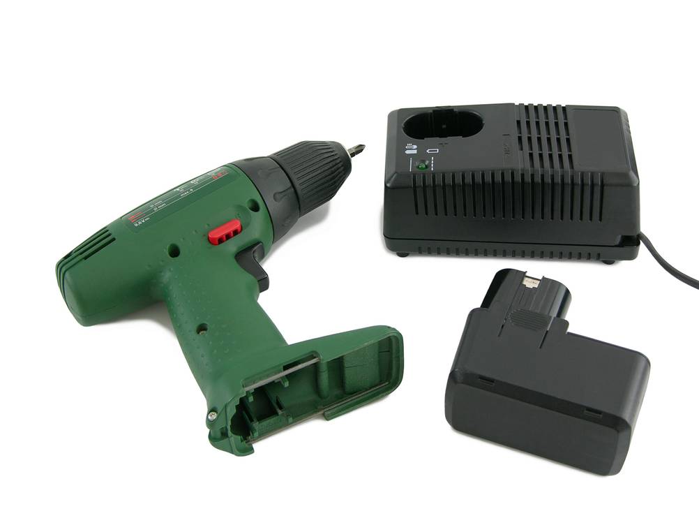 Werkzeugkoffer mit Akkuschrauber im Test: Ein Akkuschrauber mit Akku und Ladegerät auf einem weißen Hintergrund.