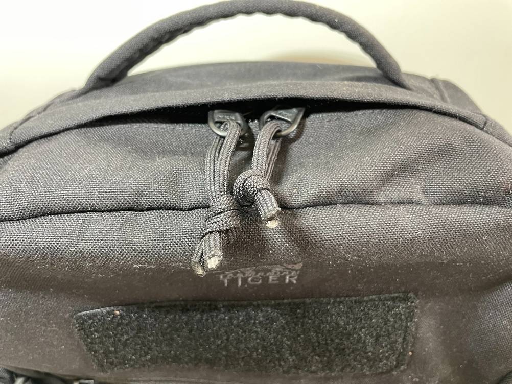 Im Test: Nahaufnahme der Zipper am Reisverschluss eines Werkzeugrucksacks.
