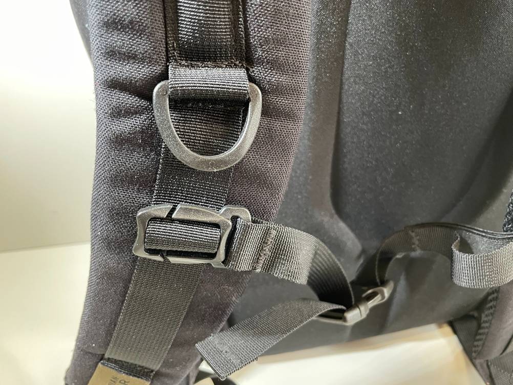 Werkzeugrucksack getestet: Nahaufnahme einer Oese am Schultergurt.