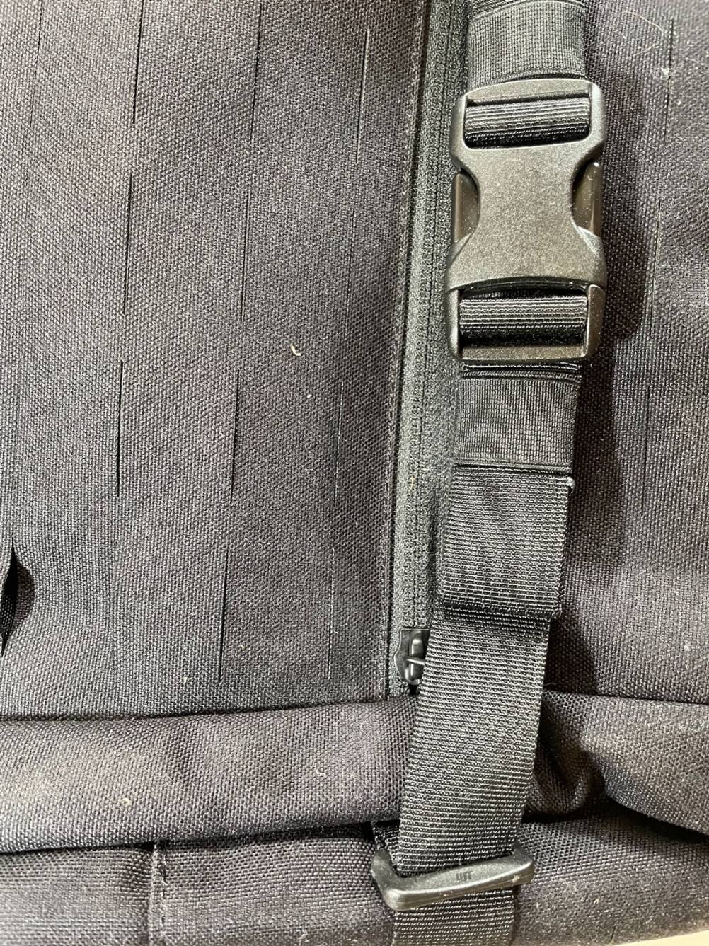 Nahaufnahme einer Schnalle eines getesteten Werkzeugrucksacks.