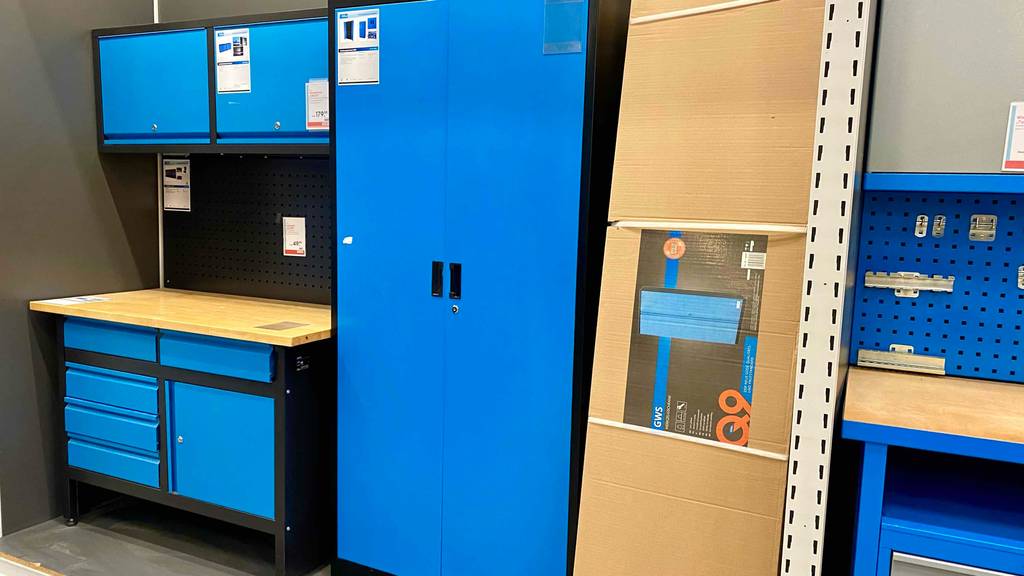 Ein Werkzeugschrank im Test: Ein Werkzeugschrank aus Stahl steht als Ausstellungsstück in einem Kaufhaus. 