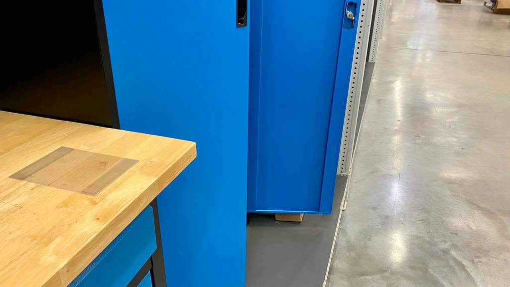 Geöffnete Türen von einem getesteten Werkzeugschrank.