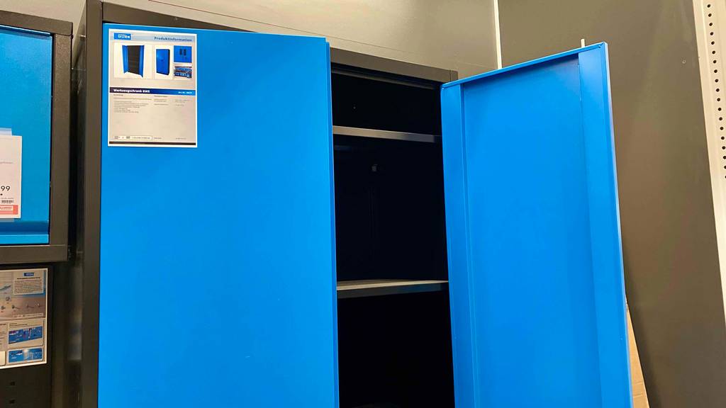 Eingebaute Fächer von einem getesteten Werkzeugschrank.