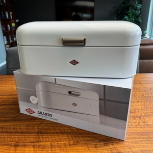 Wesco-235-201-01-Brotkasten Grandy steht auf dem Karton