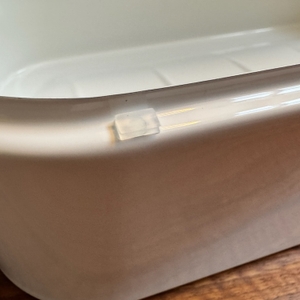 Durchsichtige Noppen am Wesco-235-201-01-Brotkasten Grandy für Schließmechanismus