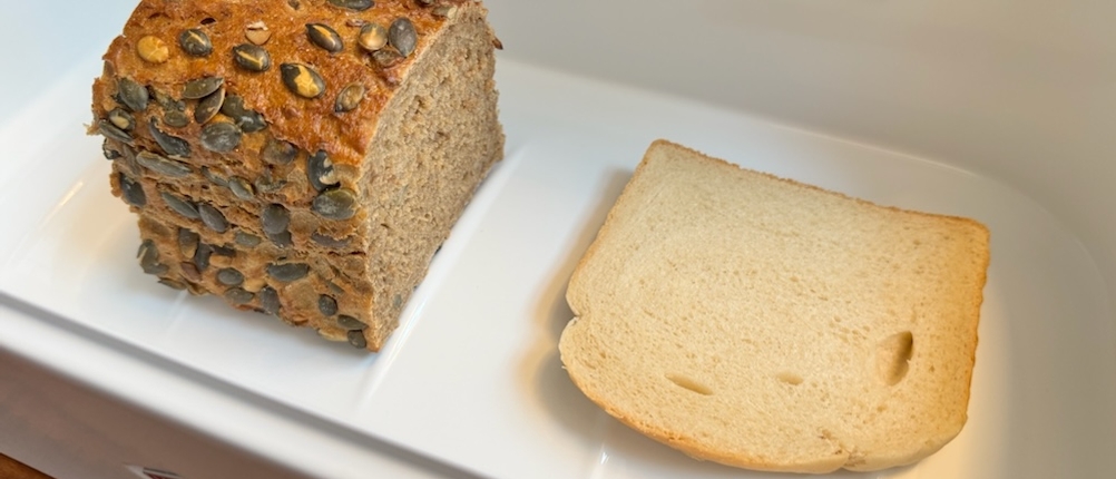 Brot und Toast im Inneren des Wesco-235-201-01-Brotkasten Grandy