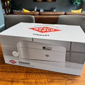Wesco-235-201-01-Brotkasten Grandy in der Verpackung