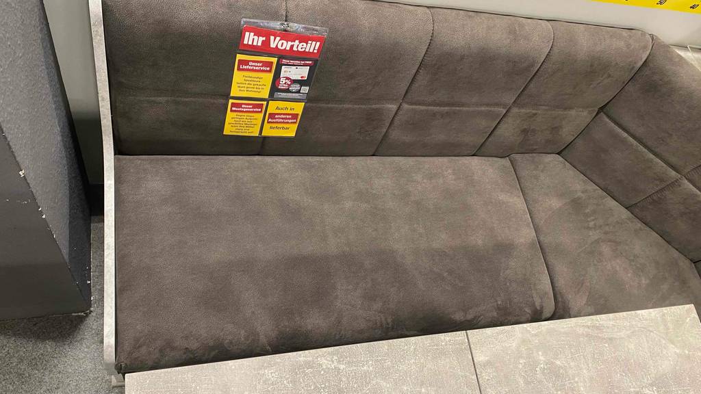 Eckbankgruppe im Test: Detailansicht einer grauen Banksitzfläche.