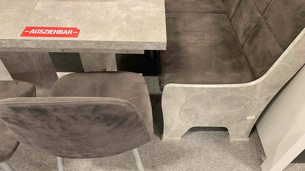 Im Test: Teil einer Eckbankgruppe mit Stuhl, Tisch und Bank von schräg oben betrachtet.