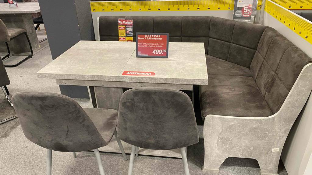 Im Test: Eine Eckbankgruppe steht in einem Verkaufsraum.