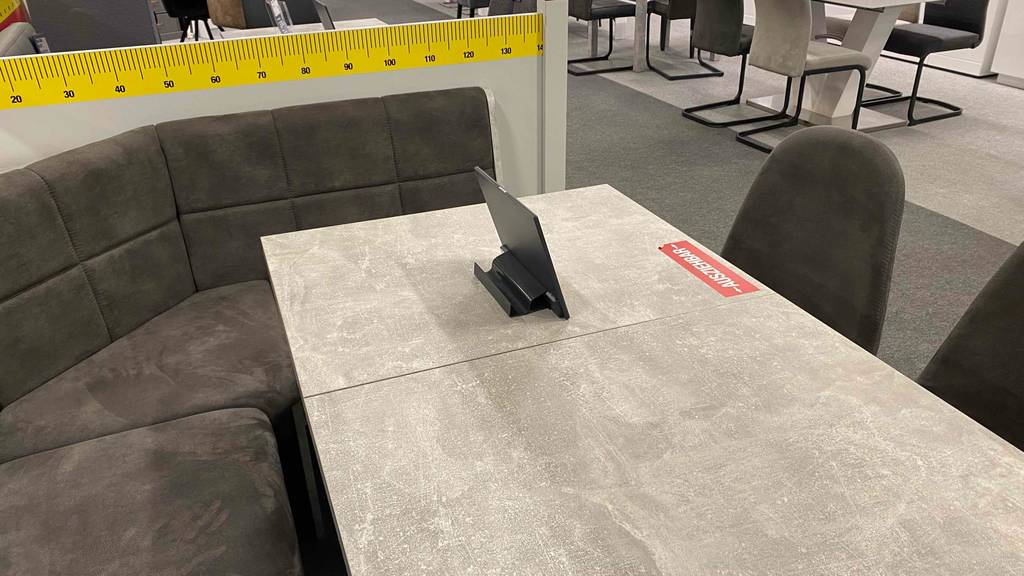 Ausziehbarer Tisch in Detailansicht einer Eckbankgruppe im Test.