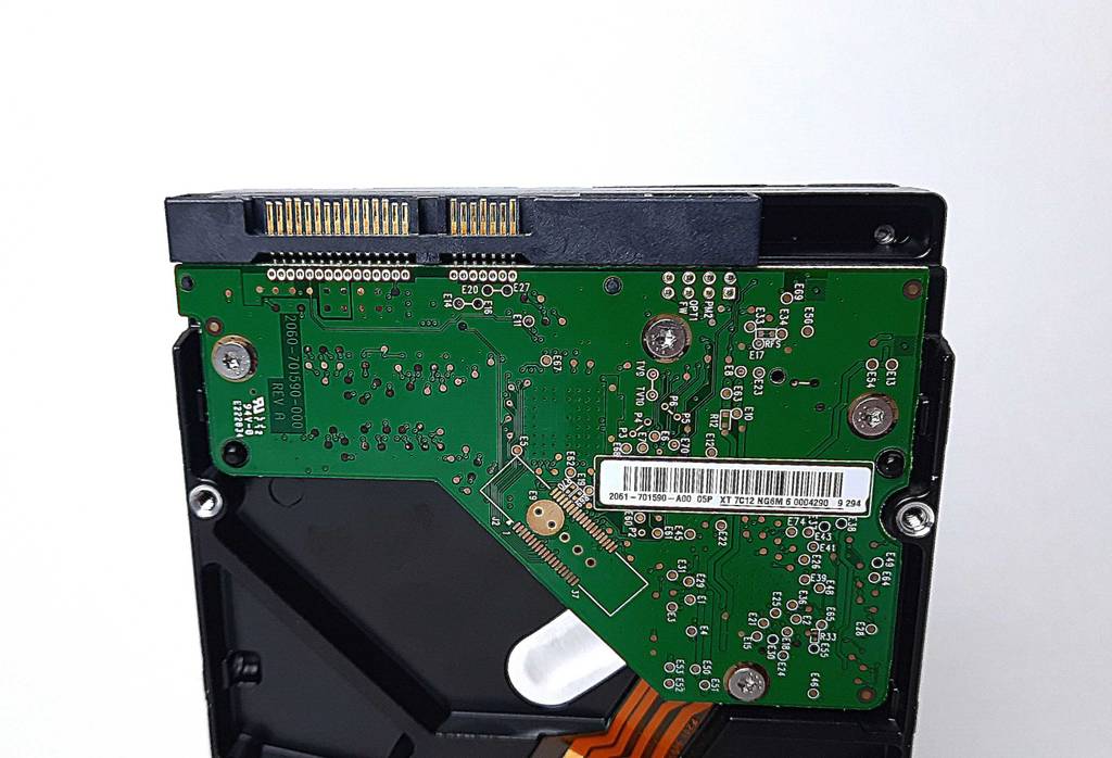 Detailansicht der Platine einer getesteten 1TB-HDD.