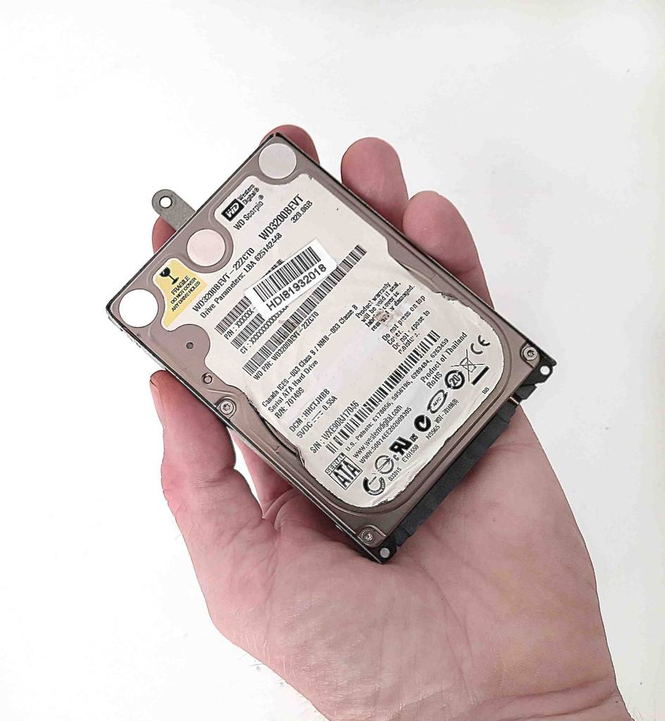 Eine getestete 2,5-Zoll-Festplatte liegt in einer Handfläche.
