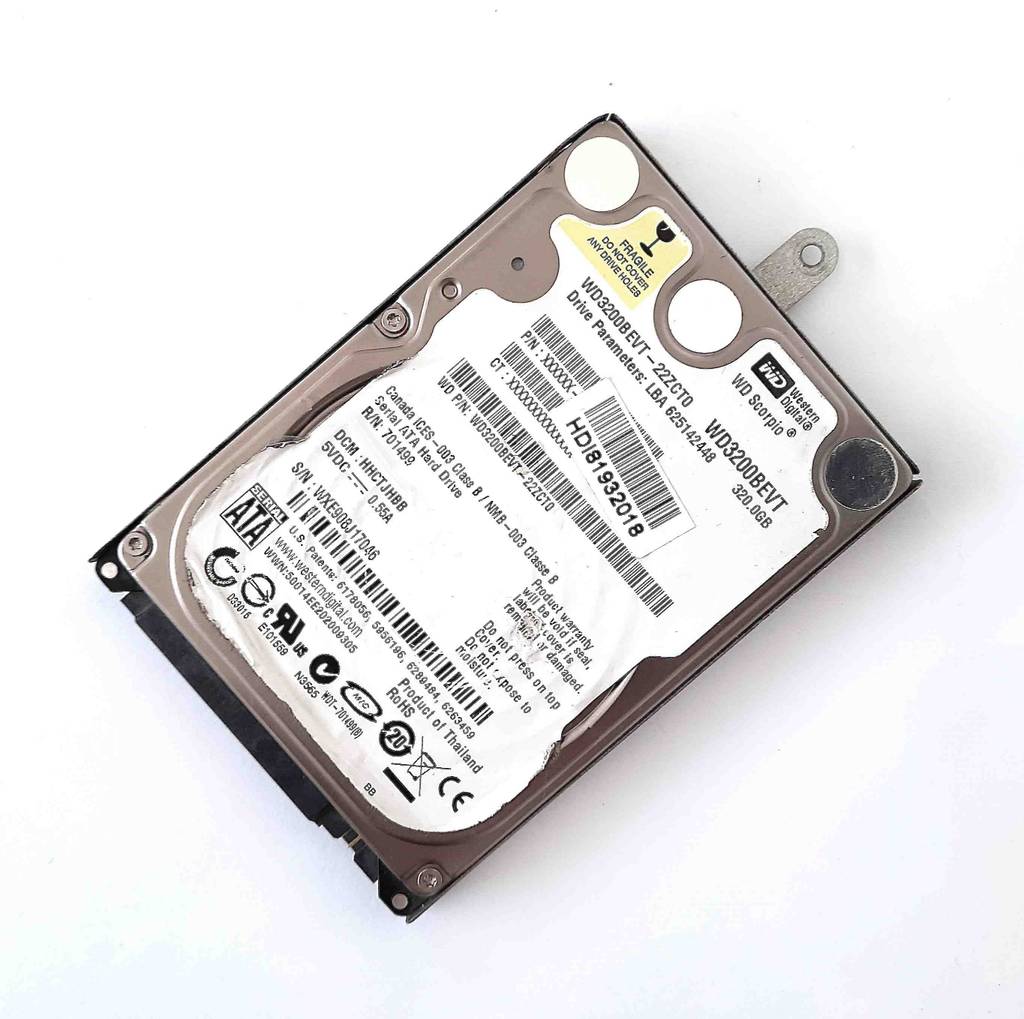 Auf einer 2,5-Zoll-Festplatte stehen Informationen zum Produkt und Hersteller.