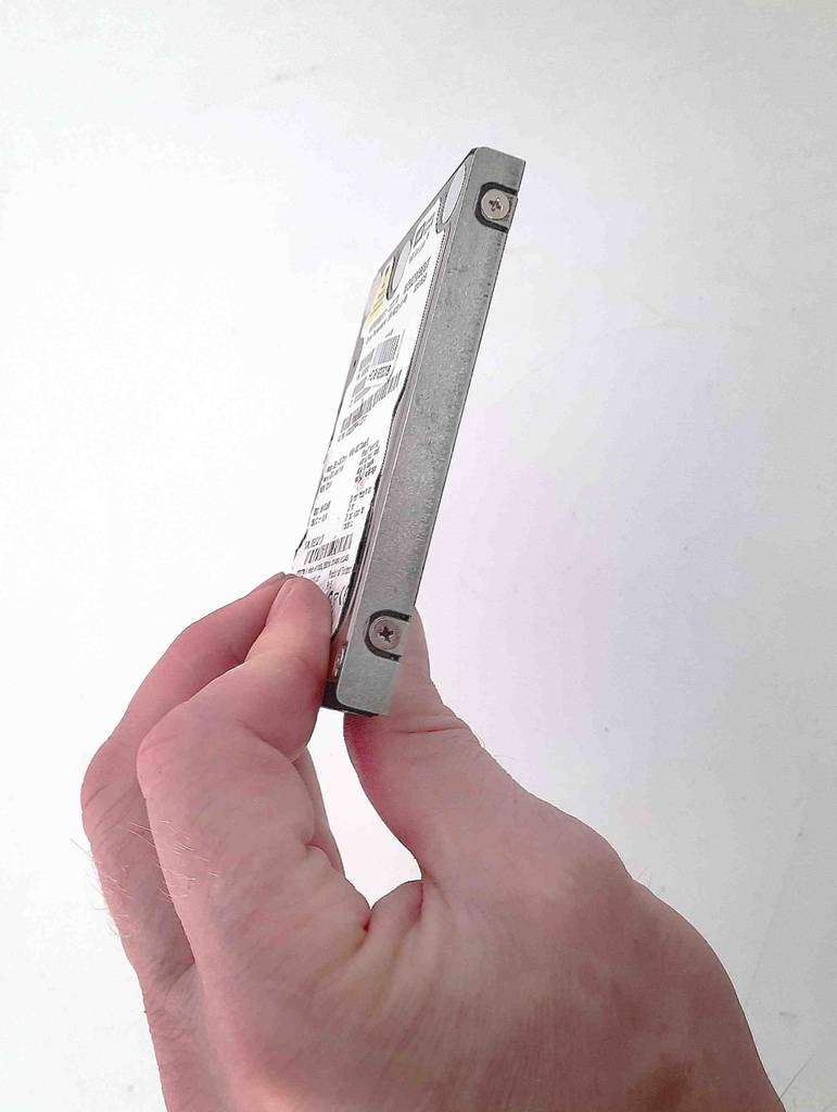Eine Hand zeigt eine getestete 2,5-Zoll-Festplatte von der Seite.