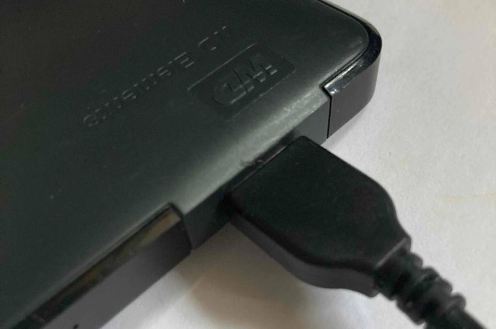 Schwarze Western-Elements-HDD-Festplatte im Test: Nahaufnahme eines USB-Anschlusses inklusive Kabel.