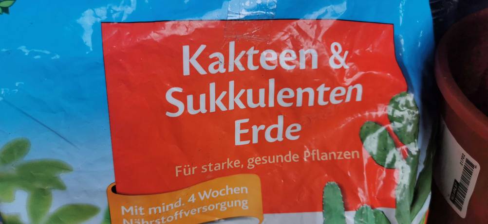 Im Test: Nahaufnahme der Artikelbezeichnung auf der Packung der Kakteenerde.