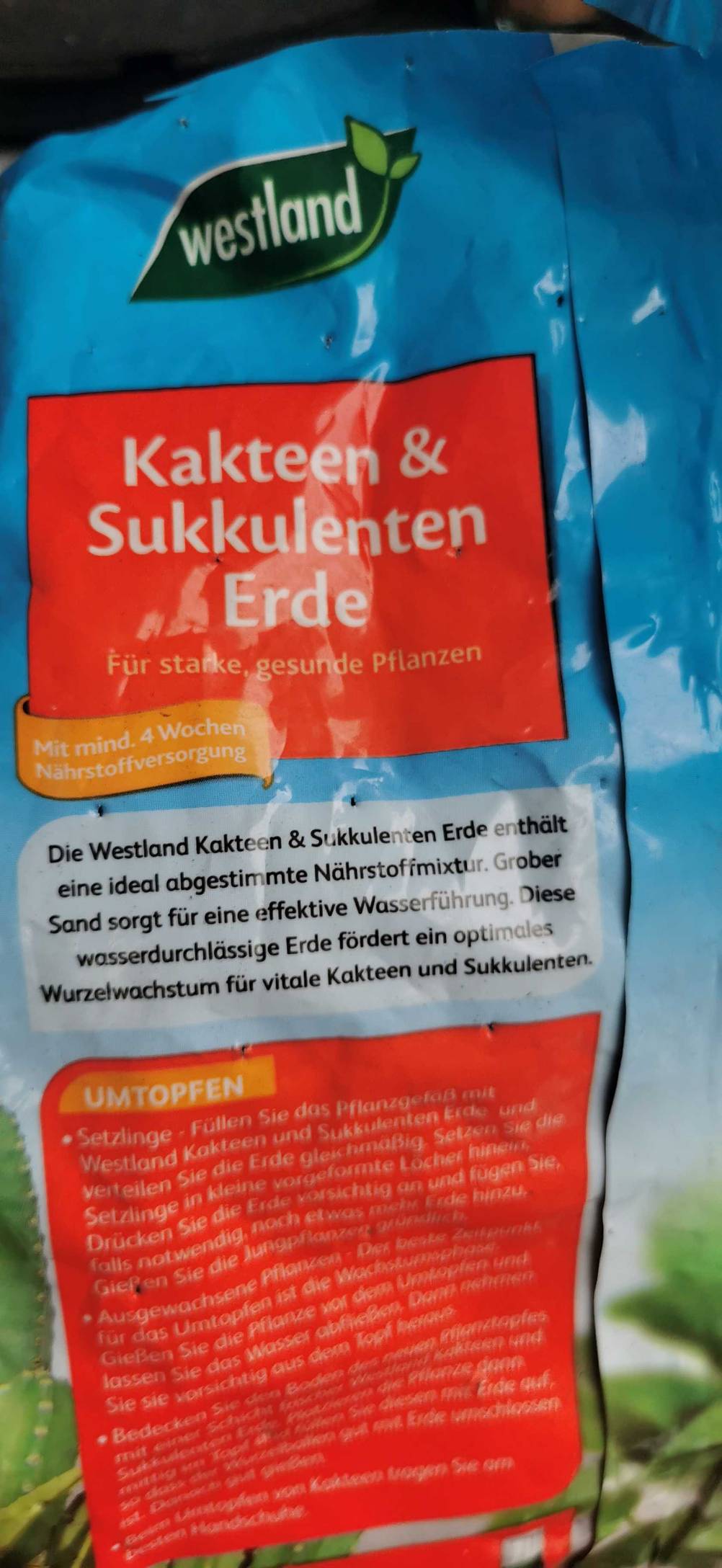 Nahaufnahme des Aufdrucks auf einer Packung Kakteenerde im Test mit Informationen.