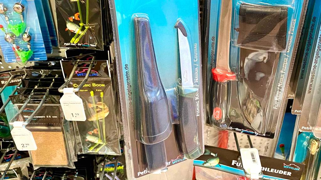 Angelmesser-Test: Verpacktes Angelmeser im Geschäft.