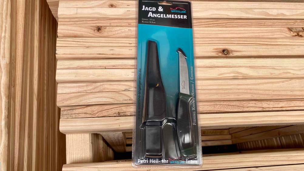 Jagdmesser getestet: Ein Produkt in Originalverpackung auf einer Holzoberfläche.