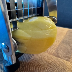 Halb geschnittene Kartoffel im Westmark 11812260