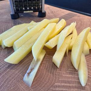 Geschnittene Kartoffelstifte vor dem Westmark 11812260