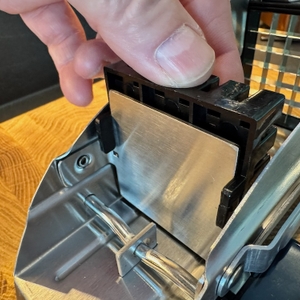 Eine Hand setzt den Schneideinsatz beim Westmark 11812260 ein