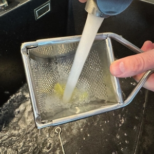 Reinigung der Westmark 61262260 mit Wasser.