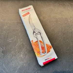 Die Verpackung der Westmark-Geflügelschere liegt auf einer Küchenarbeitsplatte