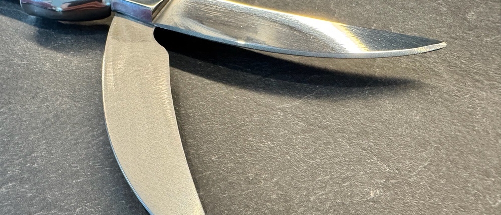 Die Spitze der geöffneten Westmark-Geflügelschere in Nahaufnahme