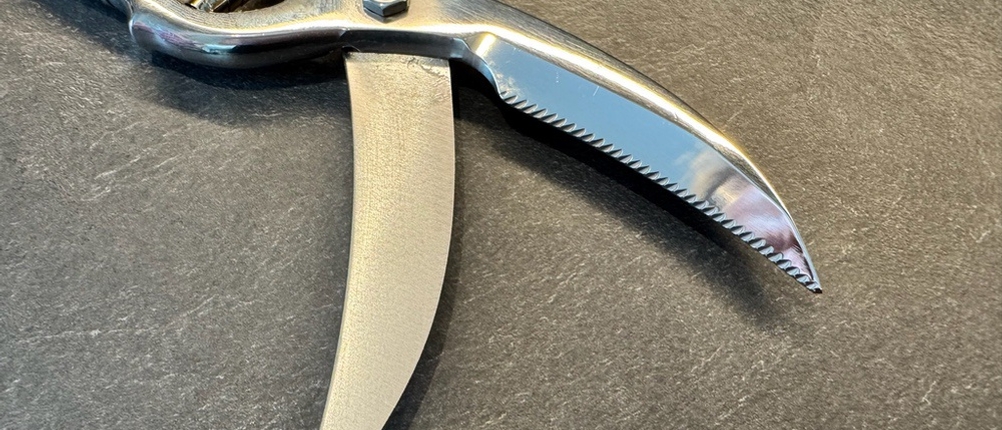 Die Westmark-Geflügelschere liegt geöffnet auf einer Arbeitsplatte