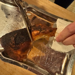 Die Westmark-Geflügelschere schneidet ein Stück Fleisch