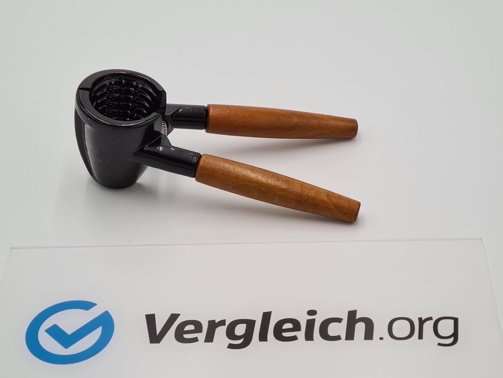 Ein Nussknacker liegt über einem Schild mit der Aufschrift Vergleich.org