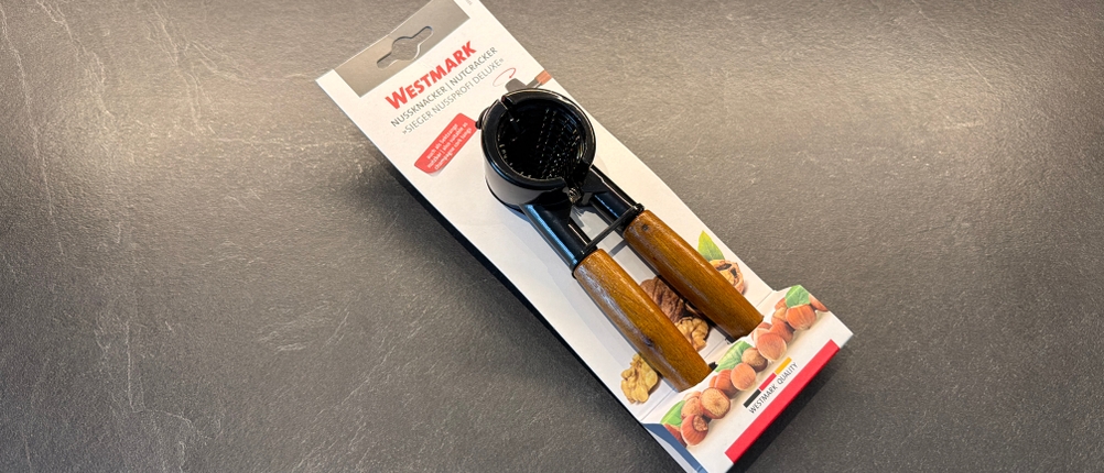 Der Westmark-Nussknacker Sieger Nussprofi Deluxe liegt in seiner Verpackung auf einer Arbeitsplatte